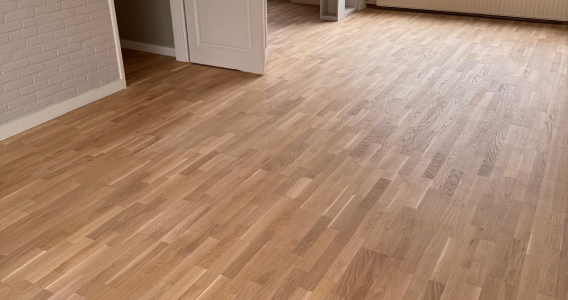 Het schuren en behandelen van een houten vloer